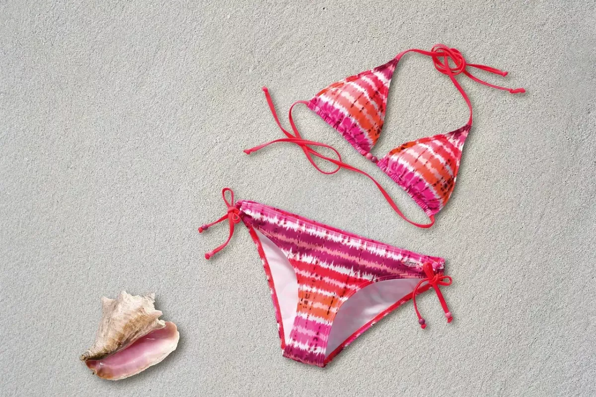 Sable à gratter Bikini rose sur le sable, illustrant la nouvelle Sable à gratter d'Eléa Valenti, dans son recueil Cent nouvelles de la plage